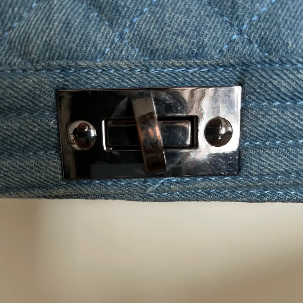 Väldigt fin väska i jeanstyg. Den är litelite sliten där man stänger och öppnar väskan men annars i gott skick. Man kan också justera axelbandet✨. Väskor.