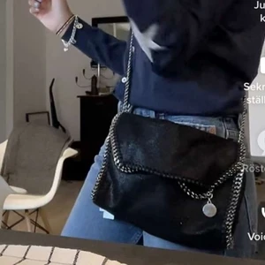 Stella Mcartney väska - Vill antingen sälja eller byta denna väska mot en annan stella väska💕 Tiny , 2500kr! ÄKTA