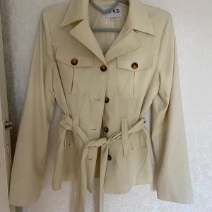 Vit jacka från Na-kd - Vit jacka från Na-KD  Fint skick Hund finns i hemmet Kan skickas om köparen betalar frakt