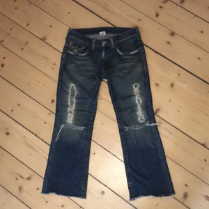true religion jeans - feta men för korta för mig, kan mötas i sthlm. frakt är ite omöjligt att lösa dock om d ite passar. vill bara bli av med dom fort