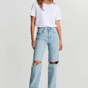 Säljer ett par ljusblå och ett par mörkare blå populära 90s High Waisted jeans från Gina Tricot!💘 De ljusa har några små fläckar från hårfärg men annars är de i fint skick!🫶🏼 Hör av dig vid intresse☺️ 200kr/st 