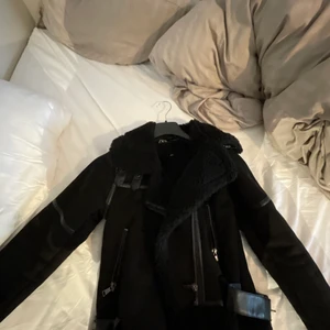 Mocka jacka - Säljer denna jacka från zara, jätteskön och varm. Jackan är i nyskick och bara använd en gång! Köptes för 800kr