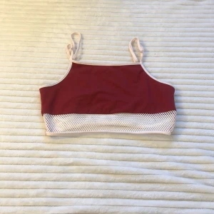 Strl:150,sport topp - Har använt några gånger❤️