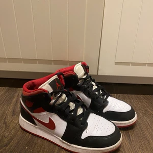 Jordan 1 mid gym red black white  - Jag säljer mina fina Jordan 1 eftersom de inte kommer till användning längre tyvärr. Köpte dom från restock augusti 2021. Köpte dom för ca 1300 och säljer nu för 800. Köparen får stå för frakten💓 såklart är dom äkta! 