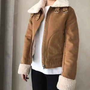 Mockajacka - Det är riktig mocka,jag har använt få tal gånger,jag köpte den för 400kr köparen betalar frakt,pris går att diskutera:))