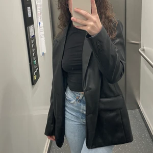 Skinnkavaj från Bershka - Storlek M, sällan använd. Annonsen kvar = varan kvar 