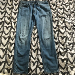 Emporio Armani jeans - Storlek:  W33 L32 Nypris: cirka 1900kr Köpte dom för 2 år sedan men var alldeles för tight för min smak så har bara använts 2 ggr sedan bara legat i gaderoben