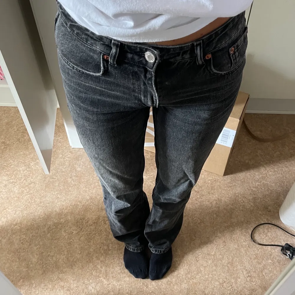 Svart/gråa jeans från Zara, mid waist. Knapp använda! . Jeans & Byxor.