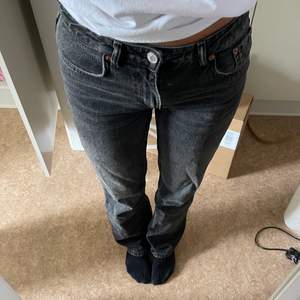 Svart/gråa jeans från Zara, mid waist. Knapp använda! 