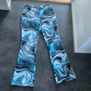 Byxor  - Köpte på Plick, men var för små. 