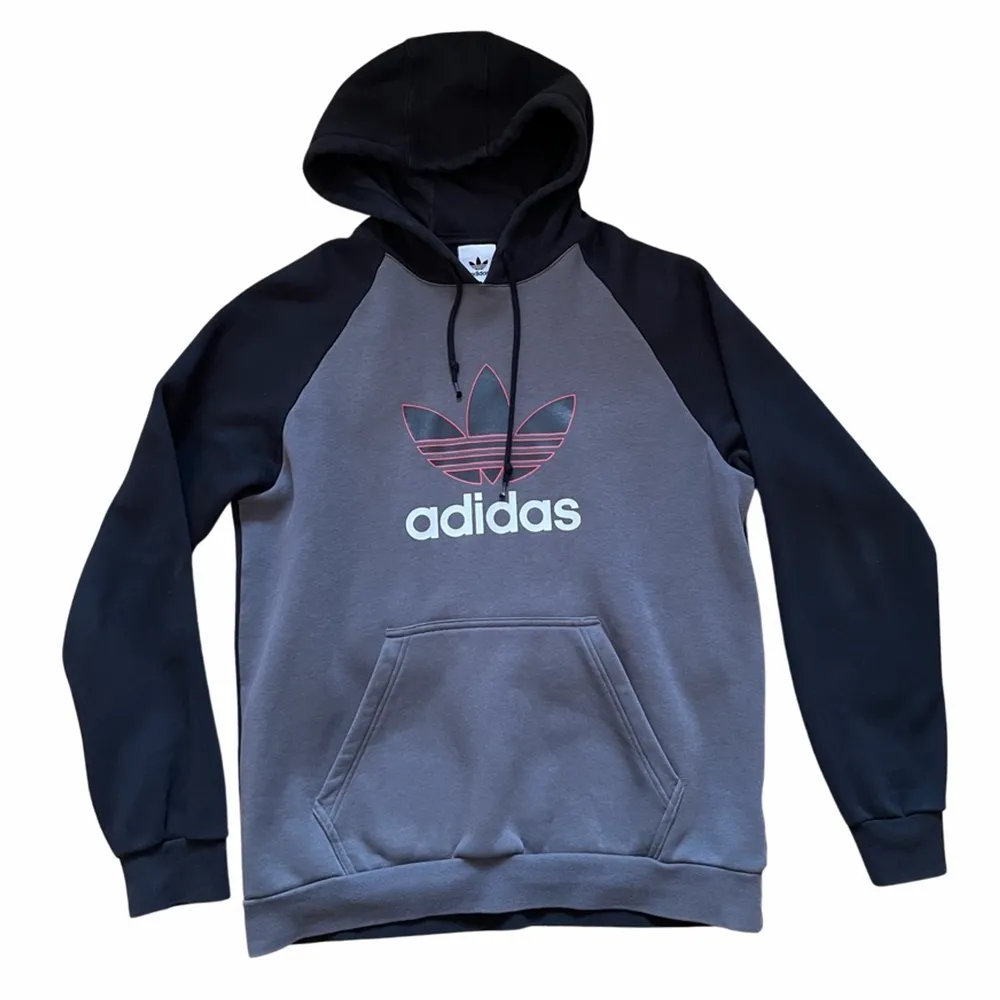 Fin Adidas hoodie köpt på JD 2020. Storlek M inga defekter.. Hoodies.