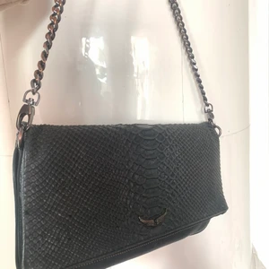 Zadig savage rock bag  - Säljer nu denna balla väska från Zadig!! Köpt för 3000 säljer för 1000. Några slitningar på kjedjorna men inget större man tänker på. Köparen står för frakten. Priset är diskuterterbart.  Köparen står för frakten. 