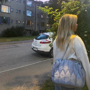 Zaraväska  - Vaddad väska med blå och vita ränder från zara, passsar perfekt som skolväska och min dator får plats❤️