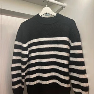 Stickad tröja - Superfin svart, vit randig stickad tröja från hm. I storlek s och använd ett fåtal gånger. ❣️❣️