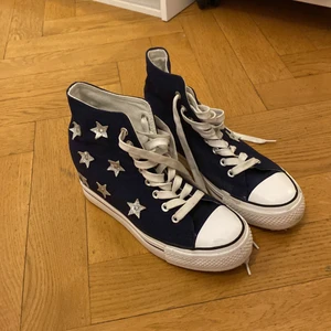 Skor - Jag säljer ett par jättefina skor för 199kr i storlek 39. Jag köpte dom på second hand och ska nu sälja dom för att dom var för små💗