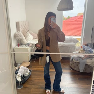 Brun/beige kavaj!! - Säljer denna skit fina brun/beige kavajen i storlek M men passar mig på bilden som vanligtvis bär storlek Xs - S i kläder!! Passar perfekt nu till hösten!!🤎🤎🤎