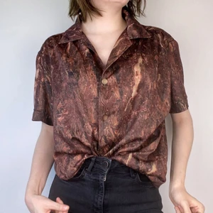 Brun skjorta - Jättecoolt mönstrad skjorta jag inte längre använder. Hemmagjord men köpt secondhand. Klippt nertill (skriv för bilder). Hemlig ficka på insidan av skjortan.   Köpare står för frakt. Tar Swish eller direktbetalning. Kan mötas i Växjö. 