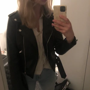 Skinnjacka  - Säljer denna fina skinnjackan då jag inte använder den☺️ väldigt bra skick och passar bra på mig som är 175cm och har storlek S normalt. Den är i storlek 36💓