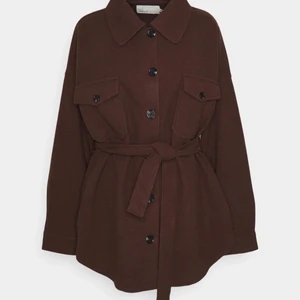 Brun kappa  - Säljer min bruna kappa, helt oanvänd.  Storlek M  Jätte fin passform  Skriv privat för fler bilder ❤️