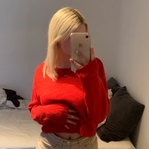 Röd stickad tröja - En stickad tröja från h&m som jag använde en gång förra julen, i storlek S. Köparen står för frakt❤️
