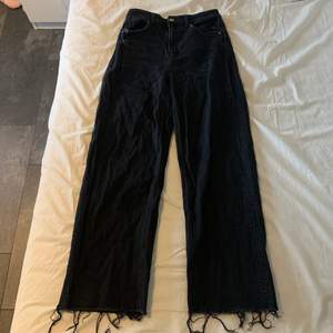 Ett par svarta jeans från h&m, i storlek 38. Köparen står för frakt💕