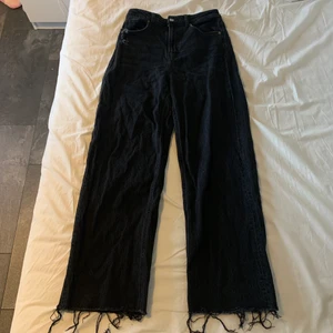Svart slitna Jeans - Ett par svarta jeans från h&m, i storlek 38. Köparen står för frakt💕