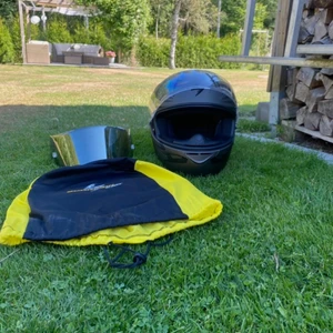 Moped hjälm - Jag säljer min mopedhjälm från Scorpion EXO-390. Utöver det genomskinliga visyret ingår det även ett spegelfolerat visyr till hjälmen. Jag köpte hjälmen och visyret för 1400kr. Allt är i bra skick, skriv om ni har några frågor❤️ +frakt tillkommer med 99kr 