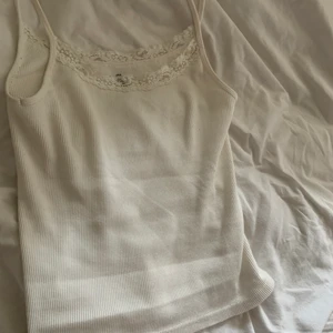 Topp - Säljer denna toppen från brandy melville <3 Står inte storlek men tror xs-s Pris går att diskutera💙🙏🏼 