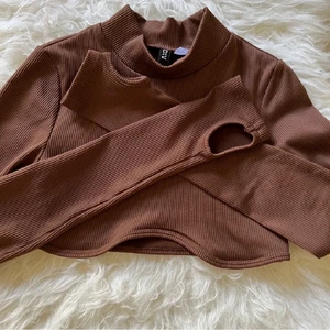 BRUN TRÖJA - Säljer denna fina bruna tröja då den har blivit lite för kort för mig. Använt 2-3 gånger men är som ny.  Köpt på H&M storlek XS. 🤎🤎