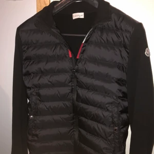Moncler Cardigan strlk M passar S - Svart Moncler Maglia Cardigan som är i strlk M men passar S. Skicka ett meddelande för fler bilder. 