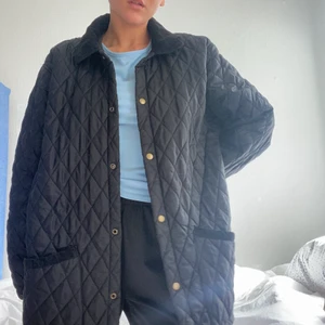 höstjacka från HUMANA - Höst-/vinterjacka från HUMANA. Säljer pga. garderobsrensning! På mig slutar jackan strax under rumpan.