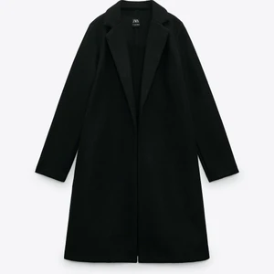 Zara kappa Strl S - Svart kappa från Zara  Storlek S 100% polyester  Använd men i bra skick  Dolda fickor på sidorna   Längd från axeln och ner 94 cm