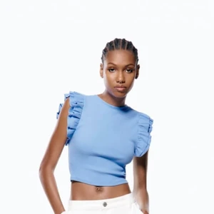 Topp från zara💓 - Säljer denna fina topp från zara eftersom att den inte kom till någon användning💓 säljer för 40kr plus frakt😽 ny pris: 120kr🙌