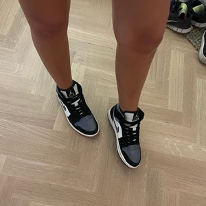 Nike Air Jordan Mid - Väl använda Nike Jordans, Storlek 40 🤎 Köpare står för frakten!