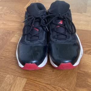 Jordan 11 bred - Ett par Jordan 11 breds i storlek 41 