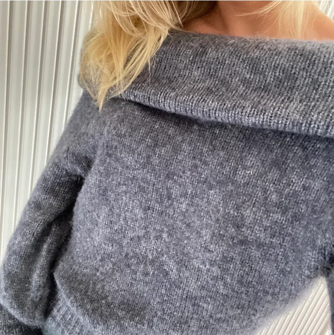 Off shoulder stickad tröja