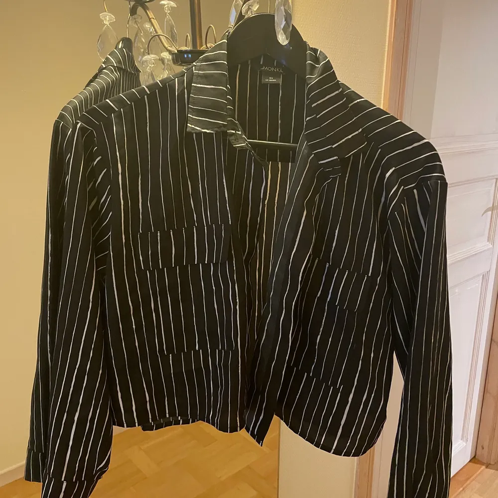 Snygg randig skjorta från Monki XS i svart/vit. Skulle även passa storlek S Skön och luftig men kommer ej till användning längre! Använde mycket förr men den är i mycket gott skick . Skjortor.