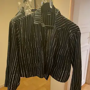Snygg randig skjorta från Monki XS i svart/vit. Skulle även passa storlek S Skön och luftig men kommer ej till användning längre! Använde mycket förr men den är i mycket gott skick 