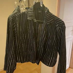 Skjorta - Snygg randig skjorta från Monki XS i svart/vit. Skulle även passa storlek S Skön och luftig men kommer ej till användning längre! Använde mycket förr men den är i mycket gott skick 