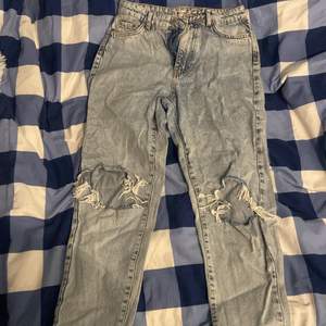 Säljer dessa jeans på grund av att dom inte kommer till användning längre, Säljer som för 100kr (+ frakt). 