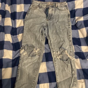 Jeans - Säljer dessa jeans på grund av att dom inte kommer till användning längre, Säljer som för 100kr (+ frakt). 