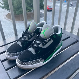 Jordan 3 pine green storlek 47.5 - Oanvända och mycket bra skick. 308 (3200 kr) dollar för denna storlek på stockx så du kan sälja de dyra om du vill.  Pris kan diskuteras på plats, och vid snabb och enkel affär skulle jag kunna sänka mig 100-200kr
