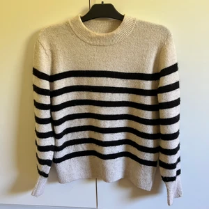 Stickad randig tröja  - Säljer denna stickade randiga tröjan från h&m då den ej kommer till användning, använd men är i ett sparsamt skick. Storlek XS