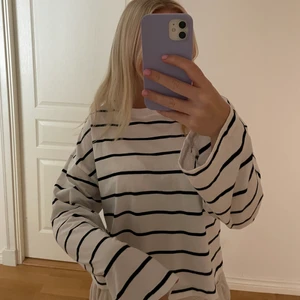 Gina tricot tröja  - Säljer min randiga tröja från Gina tricot som inte heller kommit till användning. Den har vida fina ärmar och är i storleke xs men skulle säga att den passar xs-m