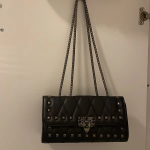 Väska  - Svart väska med nitar från shein