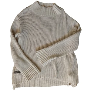 oversized kofta - super mysig kofta i en ljus beige färg, med fin knytning på vänster sida, som är perfekt nu när vädret blir kallare! jag köpte den här på plick men den kommer aldrig till användning 💖