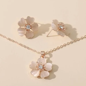 Smyckesset - Örhängen plus halsband. Frakt 15kr