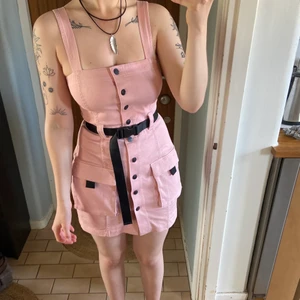 Klänning - Fin klänning som formar kroppen otroligt bra!! Inte min stil så säljer. Möts i Stockholm eller skickar mot fraktkostnad <3