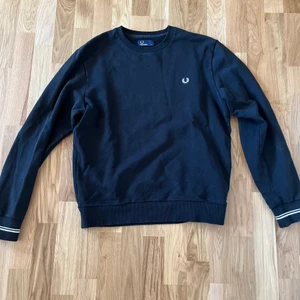 Fred Perry Crewneck Sweatshirt - Svart crewneck från Fred Perry.  Storlek M  Använd, i bra skick.  Nypris 1100kr