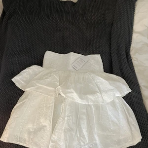 Volangkjol  - Jättesöt oanvänd volangkjol från Kappahl. 